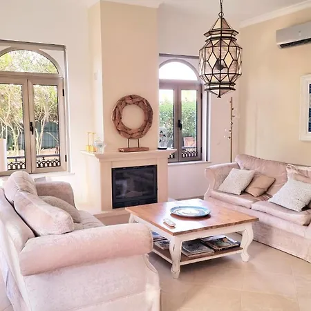 Algarve Stunning With Pool By Homing Villa Santa Bárbara de Nexe