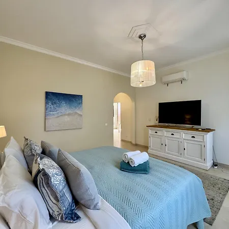 Algarve Stunning With Pool By Homing